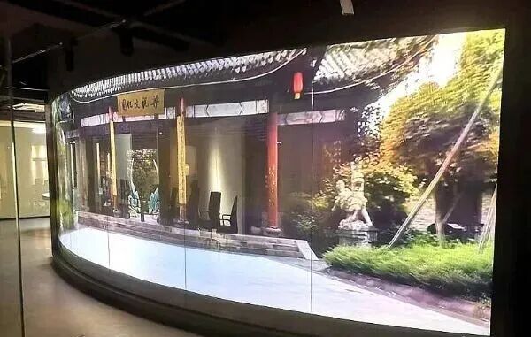“当投影成为空间的